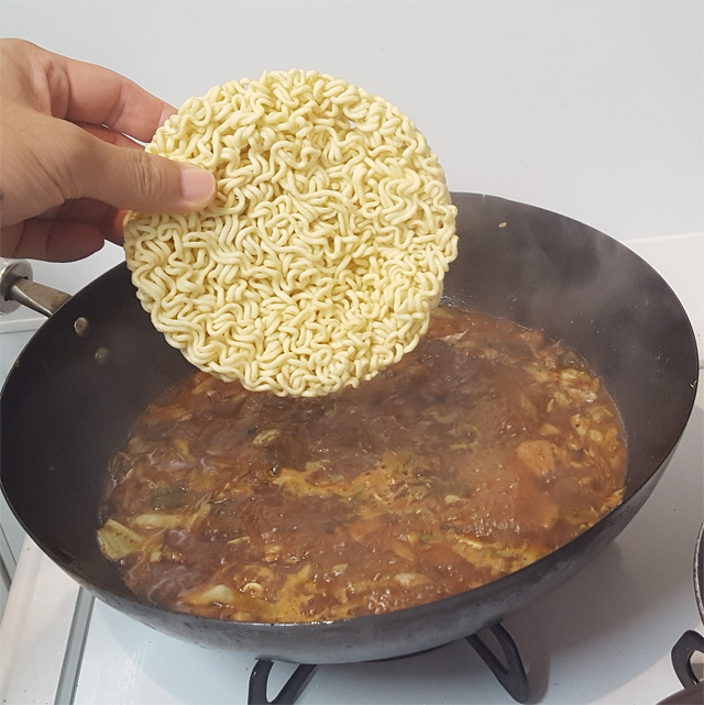 超辛口ちゃんぽんラーメンンンレシピ、麺を入れます。