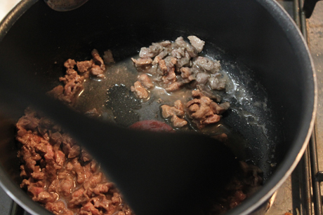 ワカメスープ　牛肉をごま油で炒める