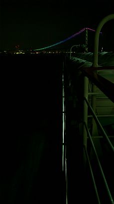 海上から見上げる明石大橋が好きです。
